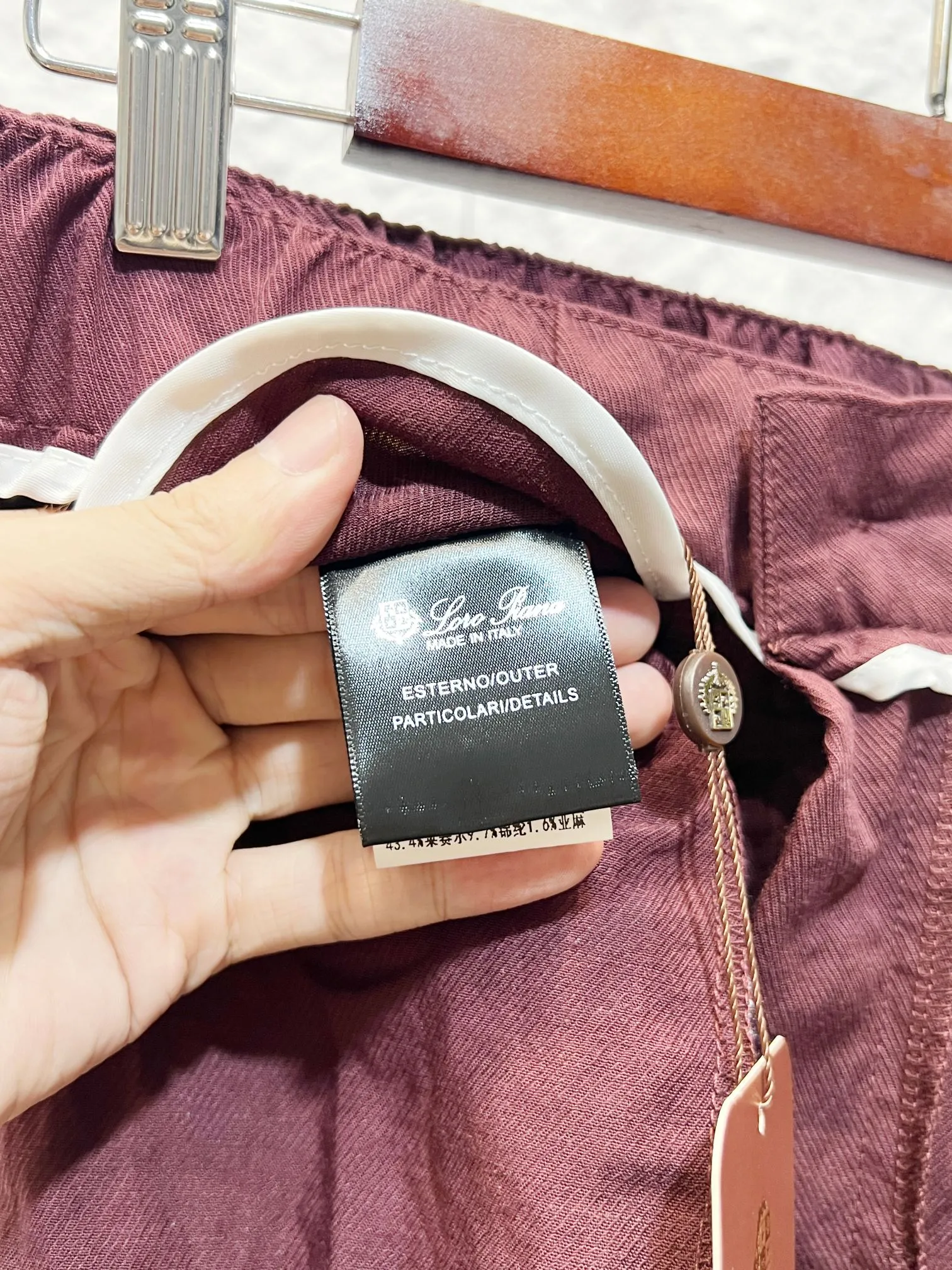 LP Loro Piana (in stock for a long time) Waistband: front button placket + drawstring design, full elastic waistband at the back, elastic waistband at the half (solid front and elastic waistband at the back), fully sewn trouser loops, pockets: front slip pockets; rear patch pockets, back pockets equipped with Genuine Leather metallic leather patch (leather label hardware) linen and cotton blend casual trousers with semi-elastic elasticated waist, drawstring button closure, Genuine Leather metallic logo on the back pockets, loose draped fit. Linen-cotton blended Tencel stone-washed pre-shrunk fabric, front button placket with webbing drawstring, trousers waistband with front and back semi-elastic waistbands, and trousers; front slip pockets, back patch pockets with Genuine Leather metal leather tags, double-threaded topstitching at the pockets; loose straight wide-leg version, double-fold flat hems, all double-thread overlock seams. Color: White Black Wine Red Sizes: M-3XL (worry-free after-sales service)
